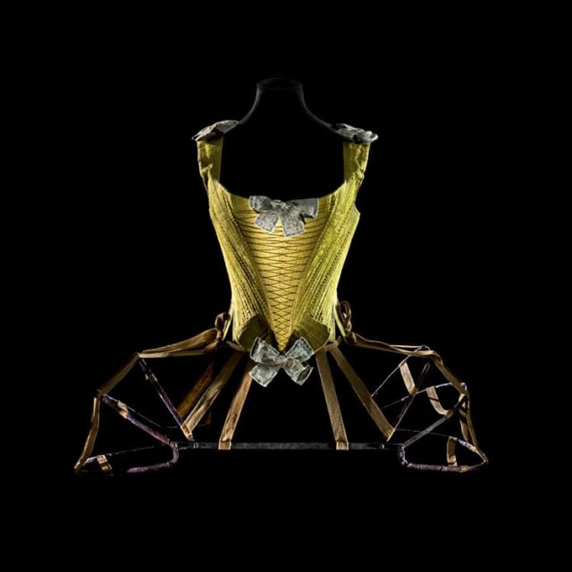 Femme en cage et homme rembourré : la mécanique des dessous